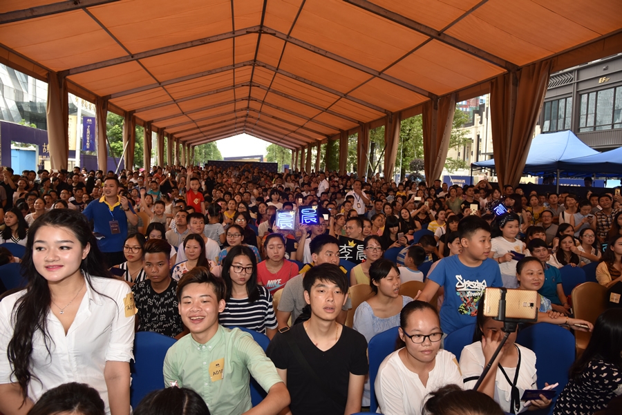 樣開現(xiàn)場人山人海 樣開現(xiàn)場人山人海