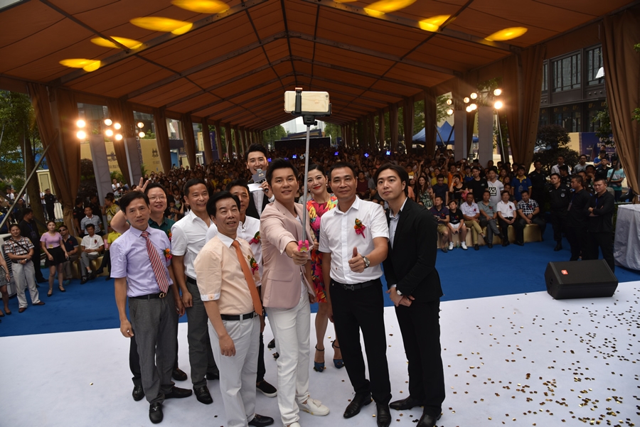 李晨與大家自拍合影留念 李晨與大家自拍合影留念