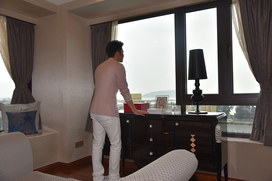 李晨在樣板間留影 李晨在樣板間留影