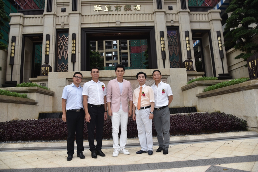 李晨與華豐世紀集團及金成地產(chǎn)集團領導在小區(qū)門口留影 李晨與華豐世紀集團及金成地產(chǎn)集團領導在小區(qū)門口留影