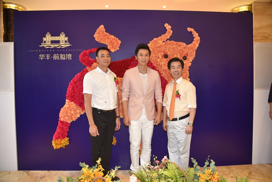 李晨在營銷中心和大黑牛留影 李晨在營銷中心和大黑牛留影