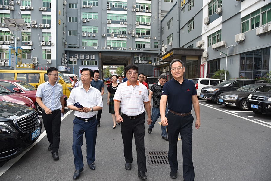 深圳市深商聯(lián)領(lǐng)導(dǎo)及企業(yè)家代表一行到華豐集團(tuán)考察交流