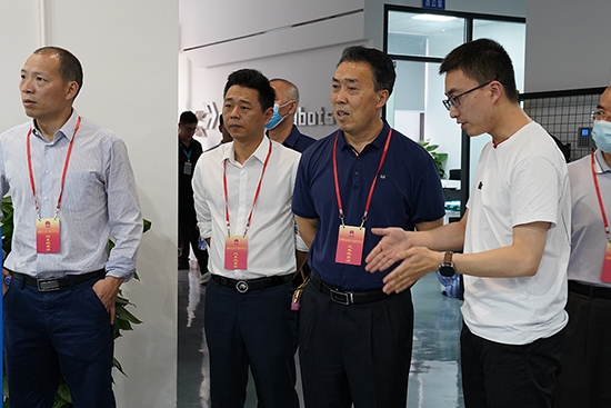 寶安區(qū)人大常委領(lǐng)導(dǎo)一行調(diào)研華豐國(guó)際機(jī)器人產(chǎn)業(yè)園_3.JPG